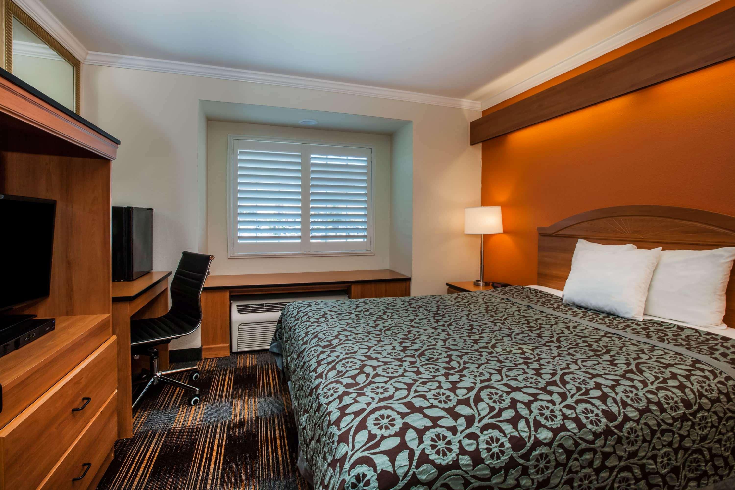 Days Inn & Suites By Wyndham Antioch Exteriör bild