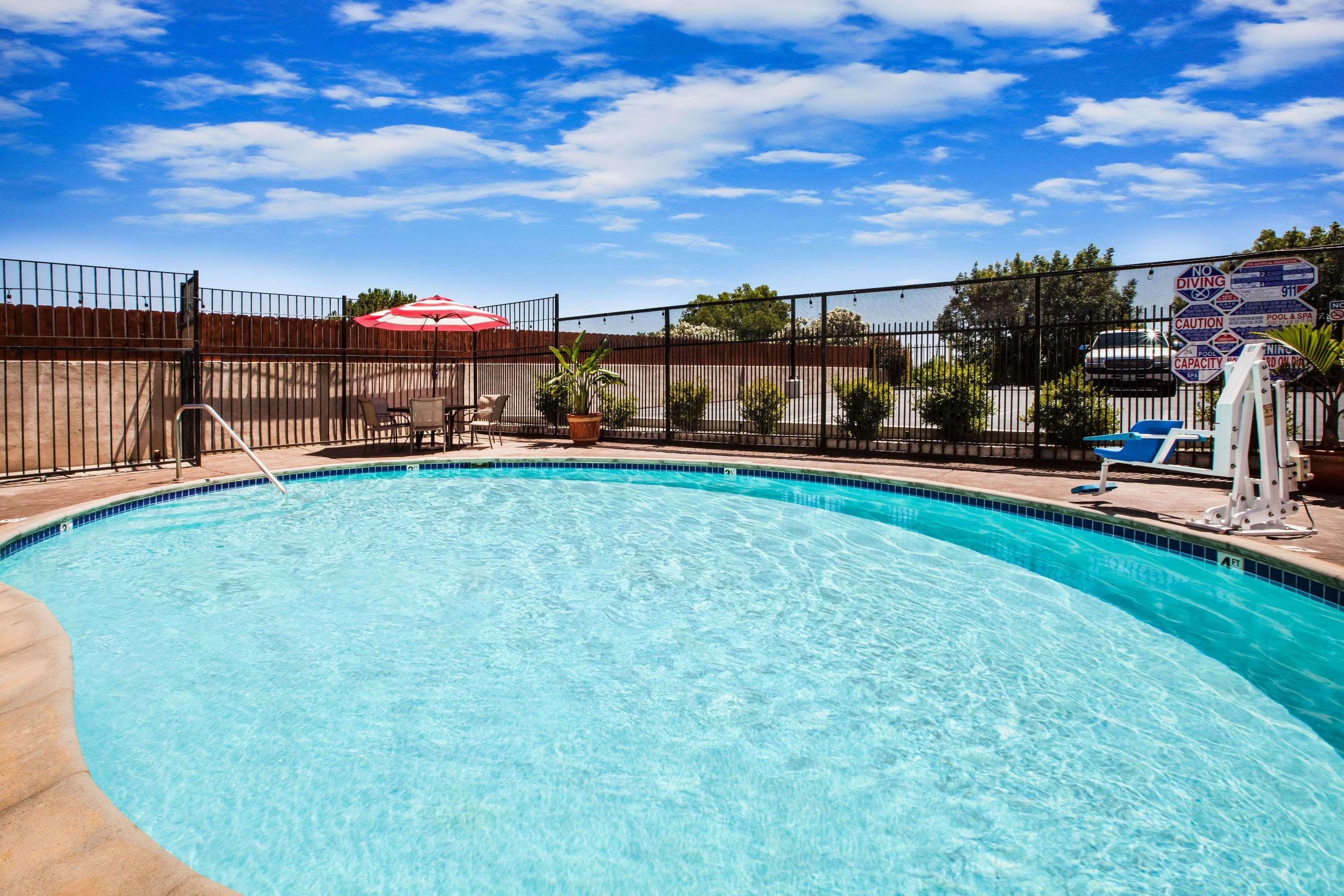 Days Inn & Suites By Wyndham Antioch Exteriör bild