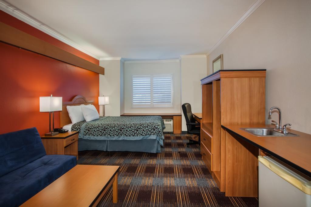 Days Inn & Suites By Wyndham Antioch Exteriör bild